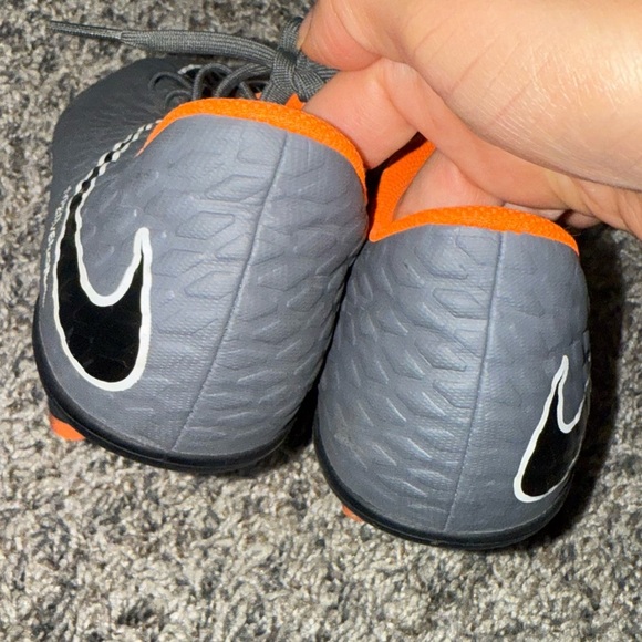 Nike Hypervenom Phantom 3 Club FG
Soccer Cleats Gray Black Orange size 4y 23cm - Picture 7 of 9